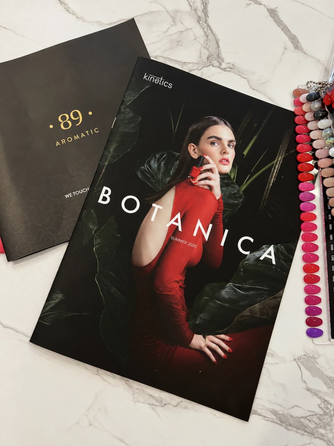 Kinetics Botanica-katalog og farveprøver i studiet