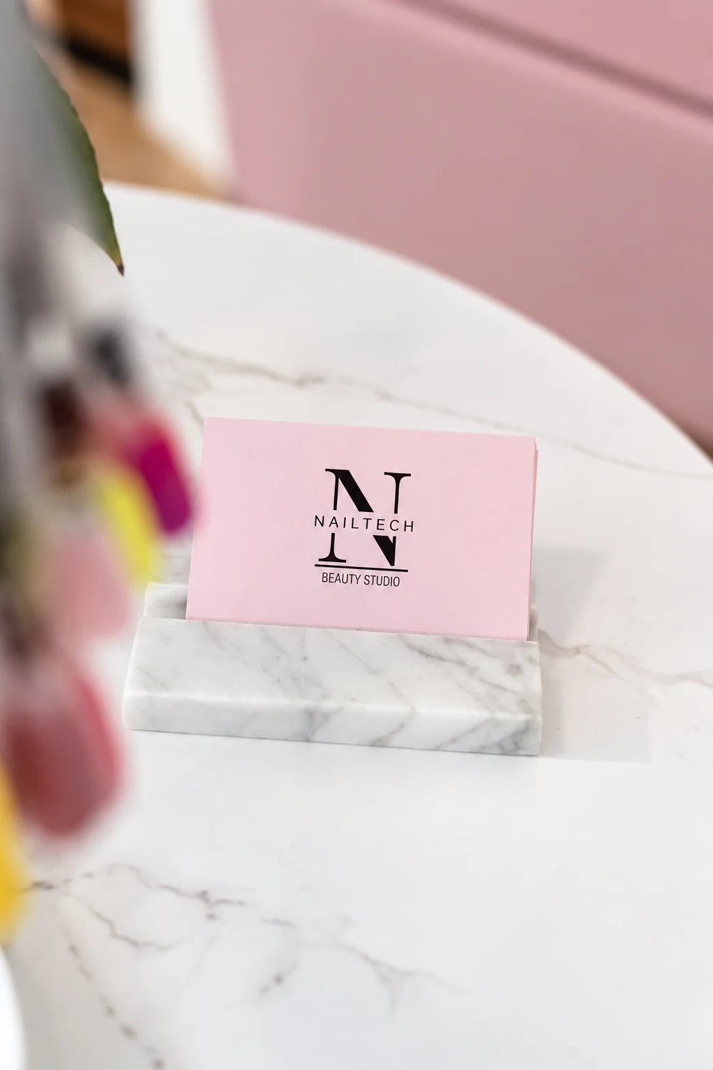 Nailtech Beauty Studios rosa visitkort