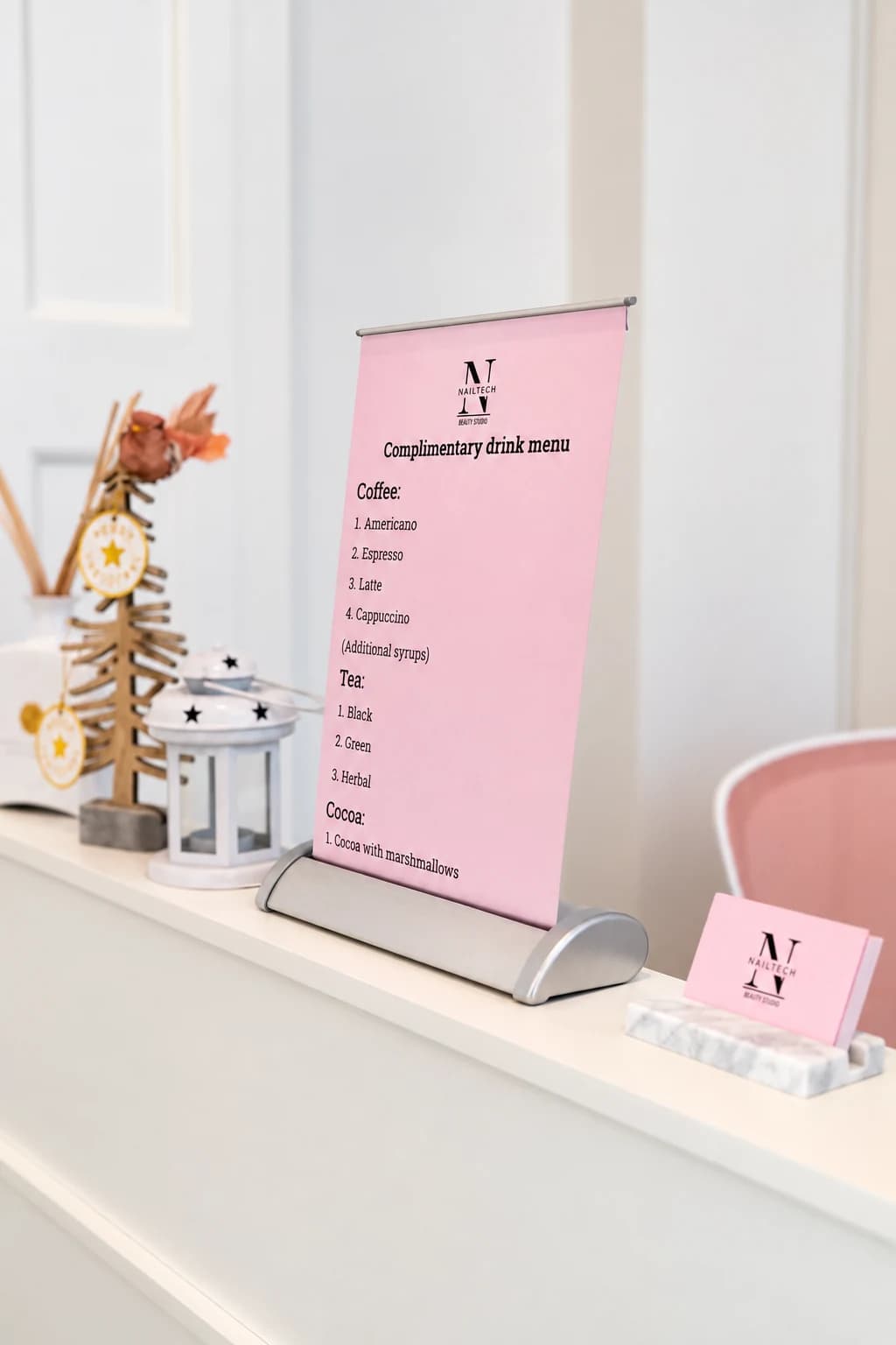 Receptionens rosa drikkemenu og Nailtech-visitkort